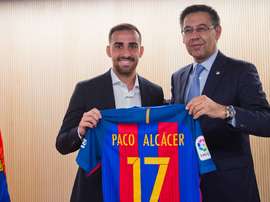 Paco Alcácer et Josep María Bartomeu lors de la présentation de l'attaquant. FCBarcelona