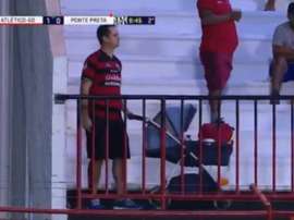 Demostró que tener un bebé no es una excusa para no acudir al fútbol. Captura/Sportvpremiere