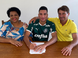 Palmeiras renovou até 2025 com zagueiro campeão mundial na base. Divulgação/S.E.Palmeiras
