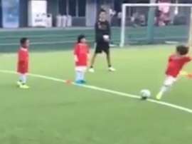 Quand le fils d'Iniesta essaye d'imiter son père. Capture/AndresIniesta