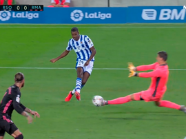 Courtois defendeu chute de Isak, que estava na cara do gol. Captura/MovistarLaLiga