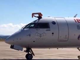 Dani Parejo aterrou com meio corpo fora do avião. Twitter/Carrusel