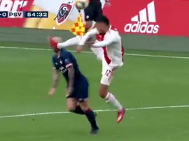 La patada voladora del fin de semana: Mazraoui noqueó a Angeliño. Captura/FOX
