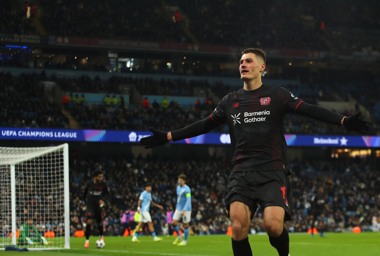 Grimaldo y Schick arruinan el centenario de Pep