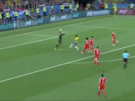 Paulinho opened the scoring against Serbia. Captura