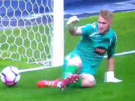 Pawel Kieszek, goleiro do Córdoba fez um gol bobo. Youtube