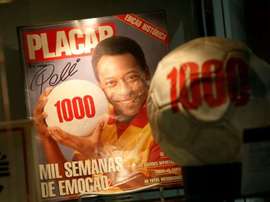 Pelé vê seu trono ameaçado por dois jogadores com sede de gols. AFP