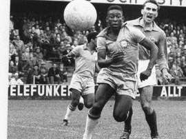 Pelé briga disputa lance em lance da final do título da Copa do Mundo de 1958 contra a Suecia. AFP