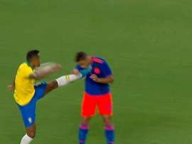 Le coup de pied violent de Sandro dans la poitrine de Muriel. Captura/DAZN