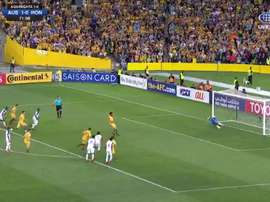 O momento do tiro certeiro do camisa 15 dos 'Socceroos'. Captura/Twitter