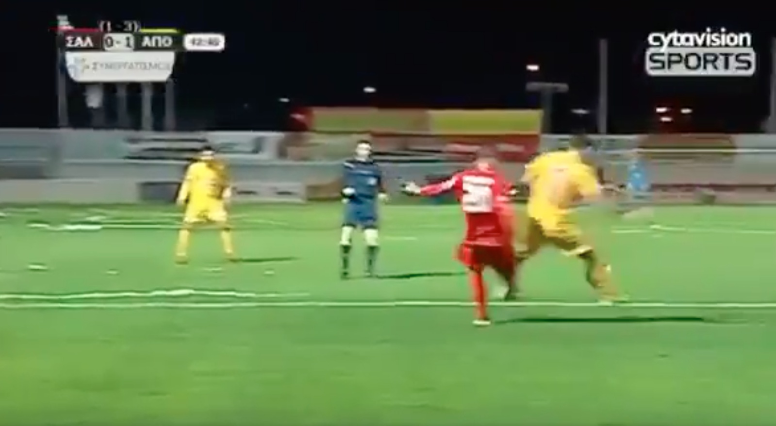 Comete penalti clarísimo sobre Barral ¡y protesta!