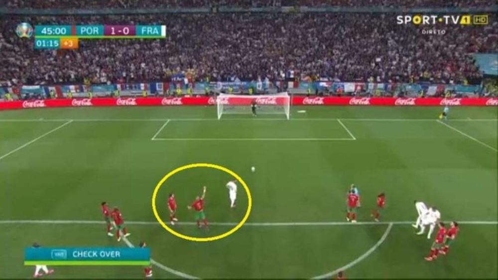 Pepe tried to signal to Rui Patricio which way he should dive. Captura/SportTV