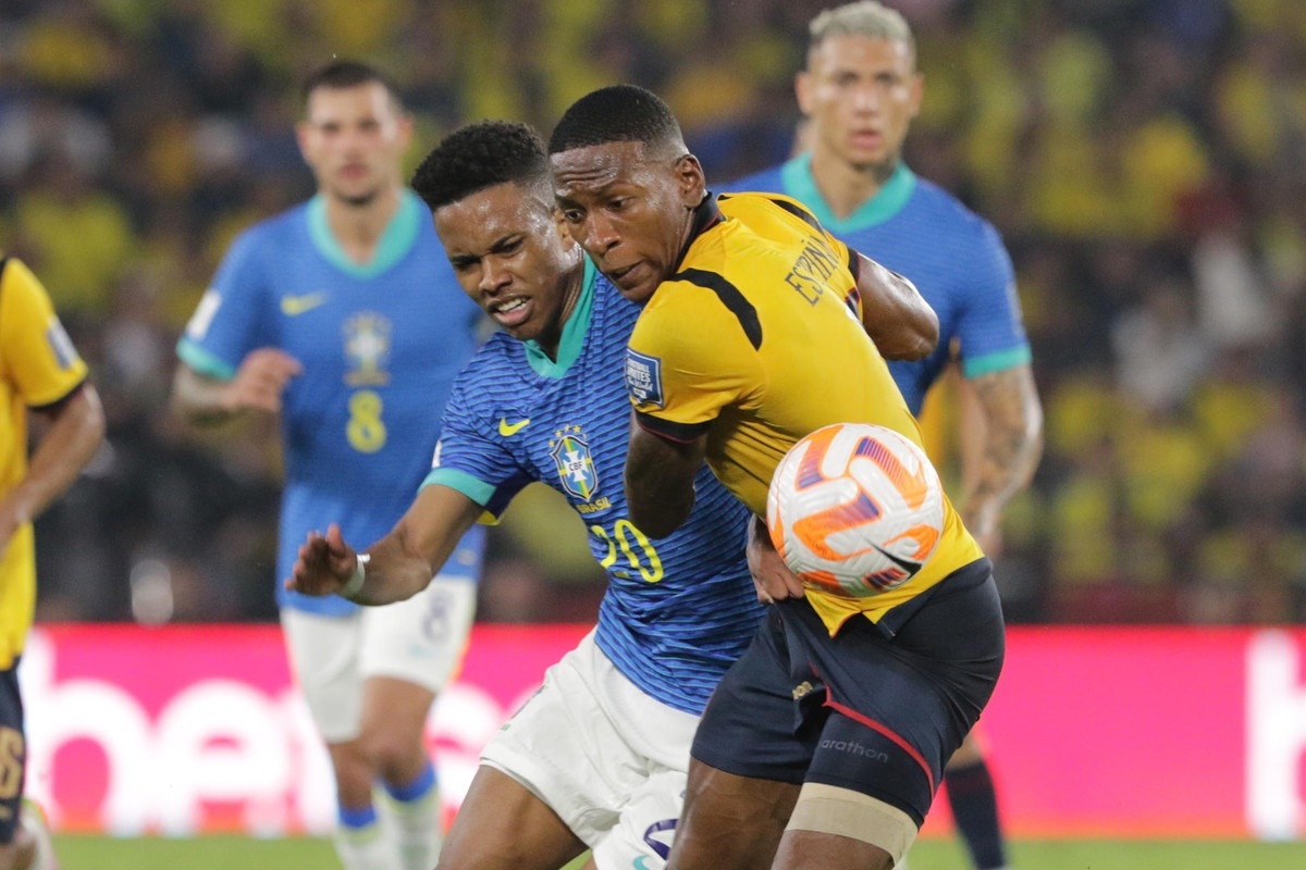 Milan continue negotiations for Estupinan after rejected opening bid