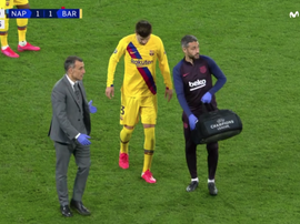 Piqué lands awkwardly, is subbed and could be in doubt for El Clasico. Screenshot/MovistarLigadeCamp