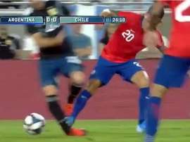 Brutal pisotón de Aranguiz a Lo Celso ¡que no fue ni amarilla! Captura/TyCSports