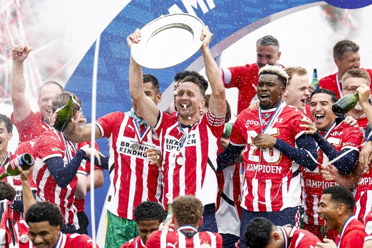 El PSV remata su hazaña y es campeón de la Eredivisie 2024-25