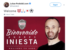 Podolski le dio la bienvenida a Iniesta. Twitter