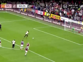 Pogba no consiguió sorprender a Joe Hart. Captura