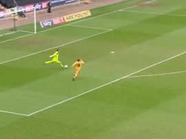 Porteros del Notts County, antes de intentar un despeje ante un delantero del Cambridge United. Twitter - @Gavvallance