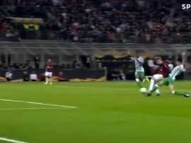 Bartra le pudo hacer penalti a Castillejo. Captura/SporTV