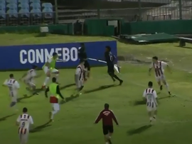 Preciado se defendió con un banderín de córner. Captura