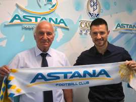 Rukavina firma con el Astana. Twitter/fc_astana