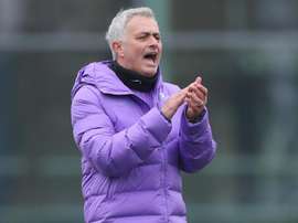 Mourinho foi apresentado com seu novo clube. Twitter/SpursOfficial