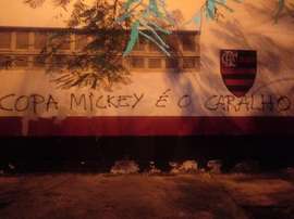 Protestos no centro de treinamento do Flamengo. Twitter @mneves_