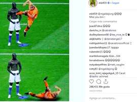 Balotelli parodia la acción de De Jong y Xabi Alonso. Instagram/MB459