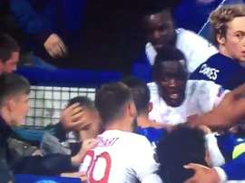 Everton fans are accused of having hit Anthony Lopes. Captura/beINSPORTS