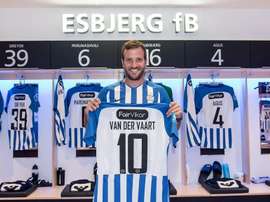 Van der Vaart firmó por una temporada. Twitter/rafvdvaart