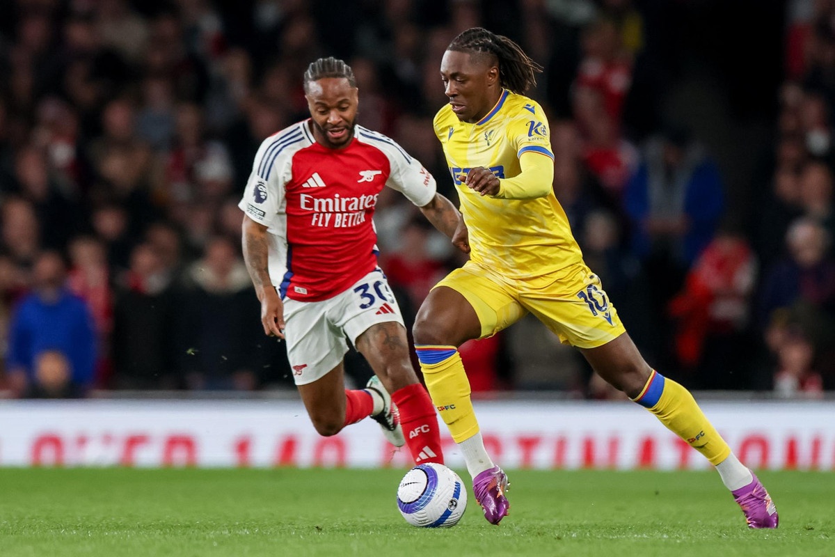 Sterling made available to Napoli as Chelsea seek permanent sale