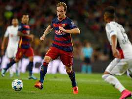 Rakitic conduce un balón durante el Barcelona-Bayer Leverkusen. FCBarcelona