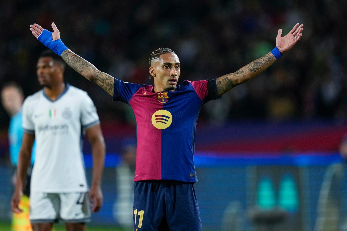 Raphinha renueva con el Barça hasta 2028