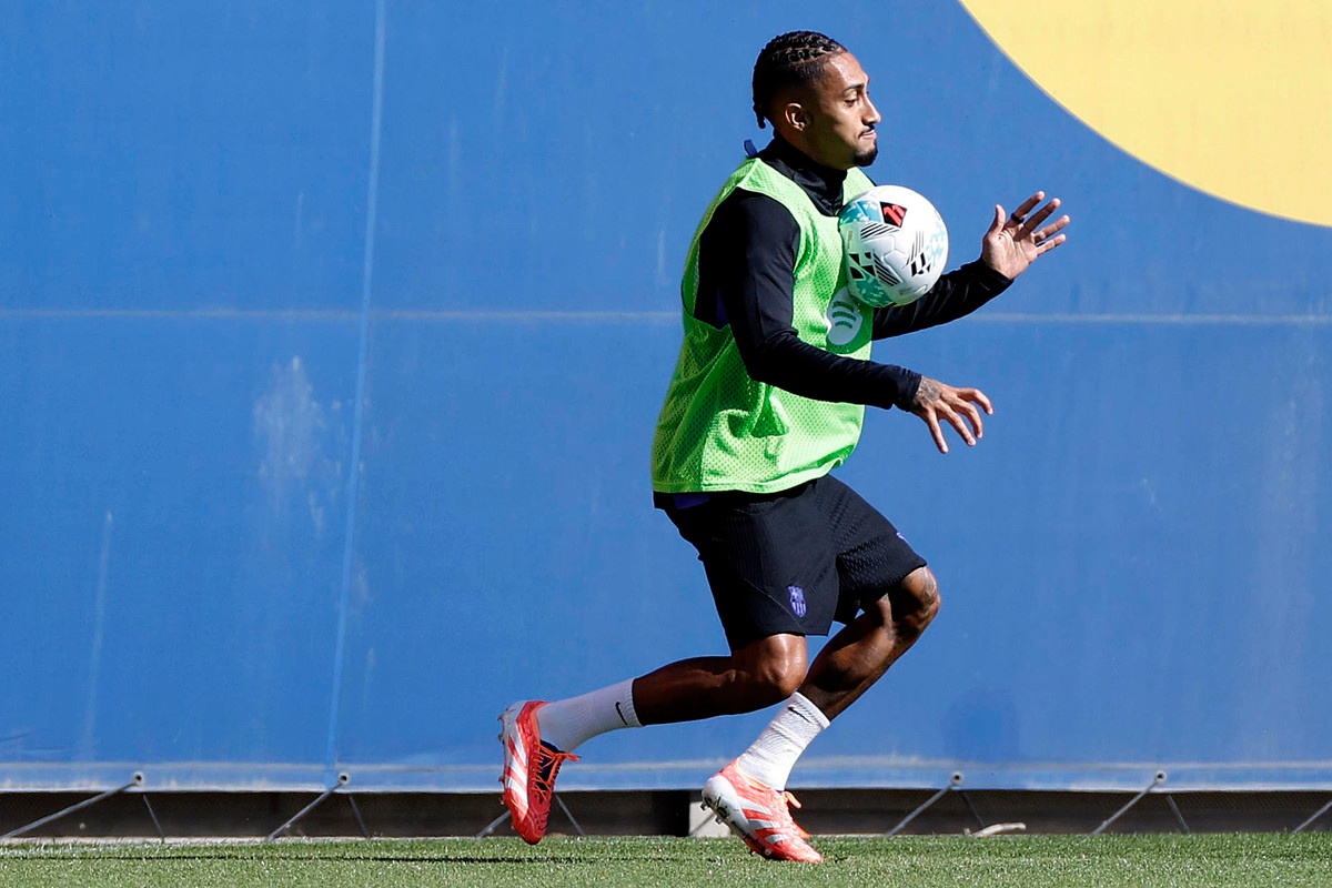 Raphinha é a grande novidade no primeiro treino da semana