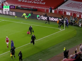 Raúl Jiménez, evacuado en camilla tras un fuerte choque con David Luiz. Captura/DAZN