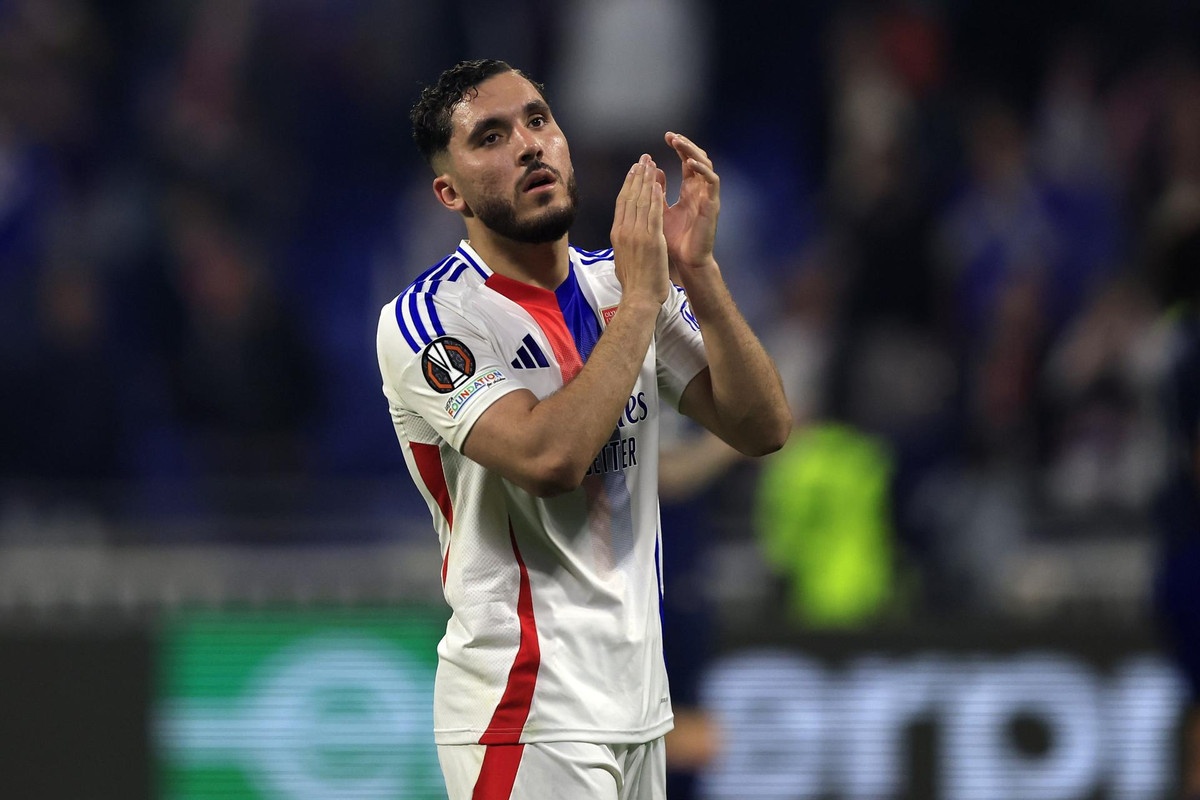 Rayan Cherki keen on Man City move as talks resume