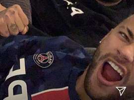 Neymar se perdió el partido, pero lo vio con sus amigos. Instagram/NeymarJR