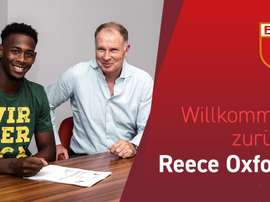 Reece Oxford a été présenté en tant que joueur d'Augsbourg. Twitter/FCAugsbourg