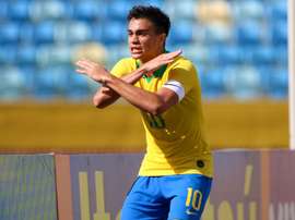Reinier viajou até a Espanha para acertar com o Real. CBF
