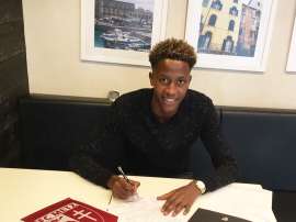 Rémi Cabral signant son nouveau contrat avec Metz. Twitter