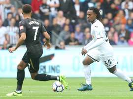 O médio foi titular no seu 1º jogo na Premier League, mas saiu derrotado. Twitter/SwansOfficial