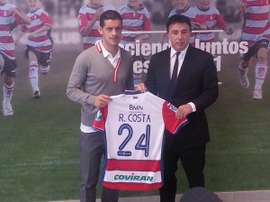 Ricardo Costa, en su presentación como jugador del Granada. Twitter