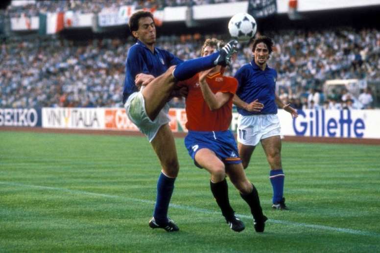 riccardo-ferri-despeja-un-balon-ante-emilio-butragueno-en-el-italia-espana-de-la-eurocopa-de-1988.jpg