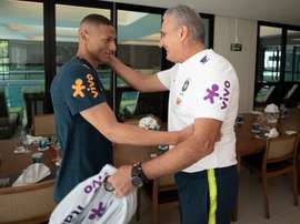 Tite recebe Richarlison na preparação para a Copa América. CBF