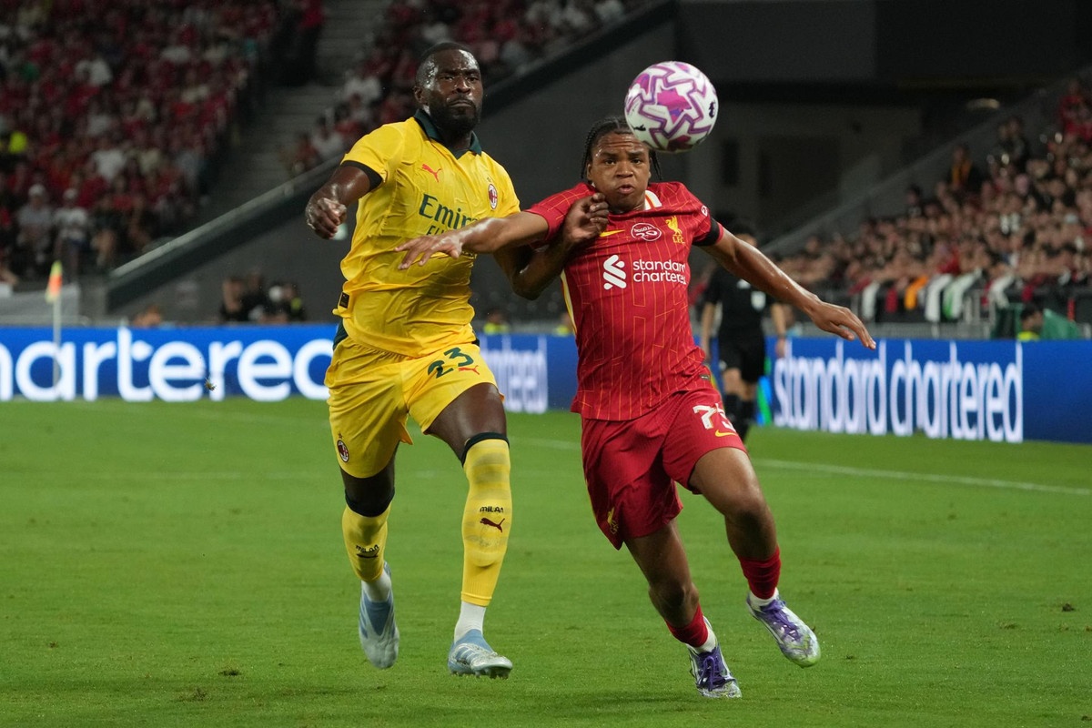 Un vertiginoso Milan corre y castiga al Liverpool