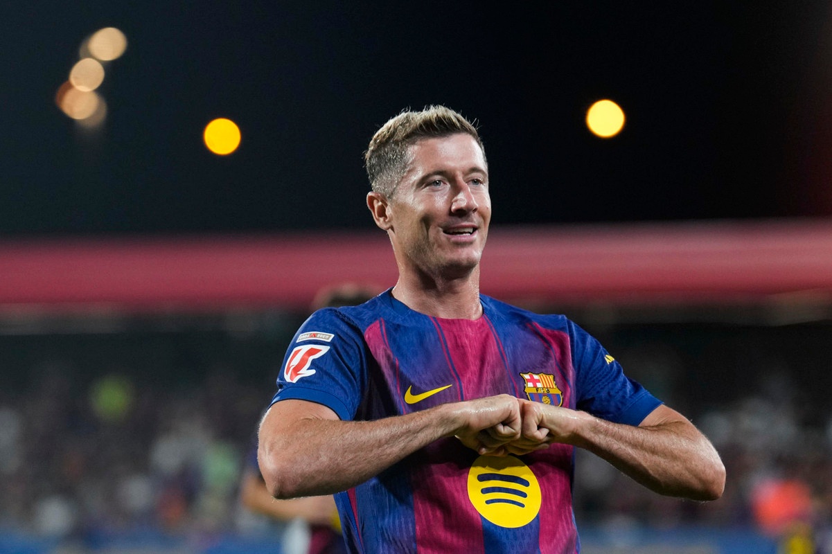 Sin Pedri, el Barça recupera a Dani Olmo y Lewandowski