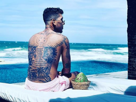 Firmino tatuou nas suas costas a Champions conquistada. Firmino