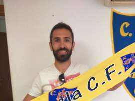 Rodri posa con la bufanda del Orihuela, club al que vuelve tras cinco temporadas. Orihuela_CF/Twitter