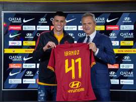 Roger Ibañez é anunciado como novo reforço da Roma. Twitter @OfficialAASRoma
